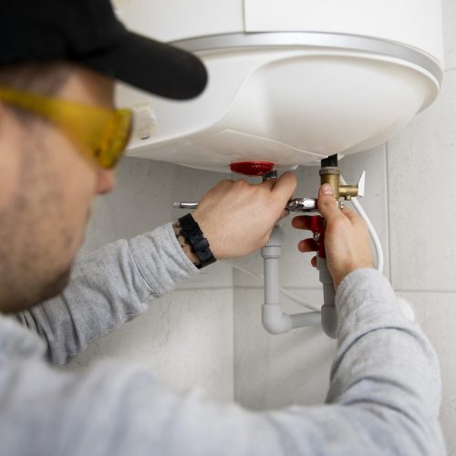 Chauffe-eau-qui-goutte-faut-il-reparer-ou-remplace-scaled