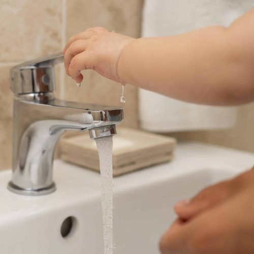 faut-il-couper-larrivee-deau-lors-dune-absence-prolongee